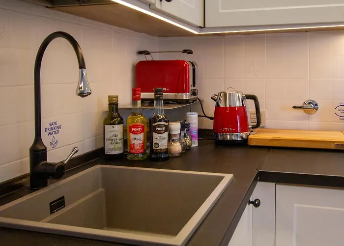 Skybar - Bay View, Private Balcony, Free Garage Apartment