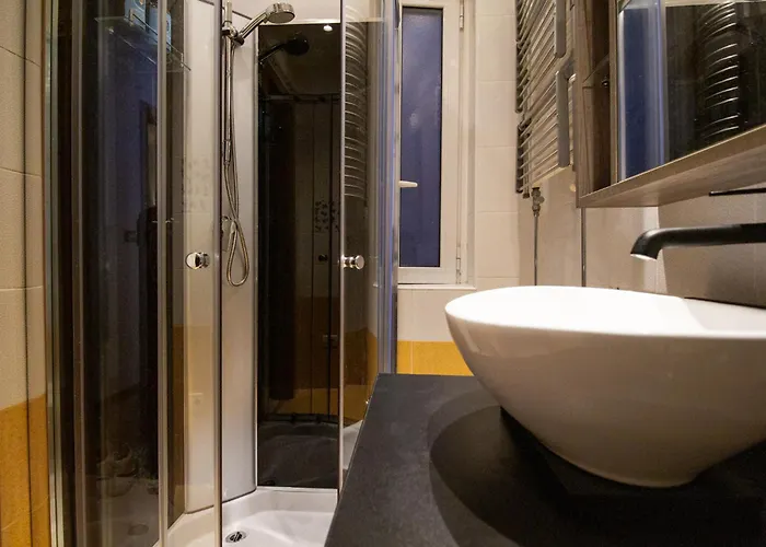 Skybar - Bay View, Private Balcony, Free Garage Apartment *