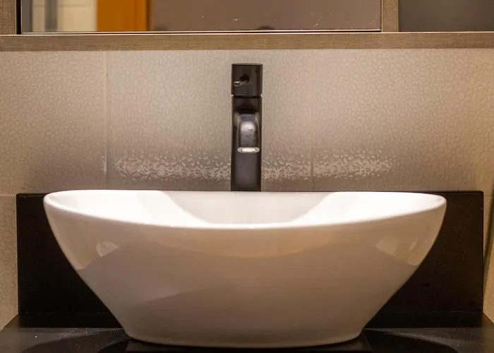 Skybar - Bay View, Private Balcony, Free Garage Apartment